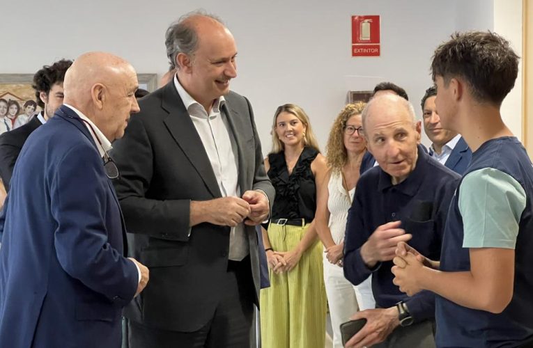 La Comunidad de Madrid organiza talleres de digitalización de jóvenes con mayores para sumarse al Día de los Abuelos