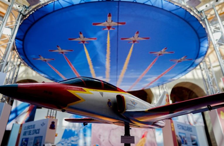 La exposición 40 años de La Patrulla Águila suma más de 17.000 visitantes en la Real Casa de Correos