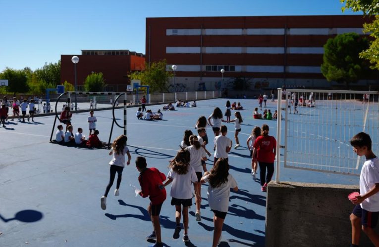 La Comunidad de Madrid aprueba 4,8 millones para abrir colegios públicos por la tarde y extraescolares en días no lectivos desde septiembre