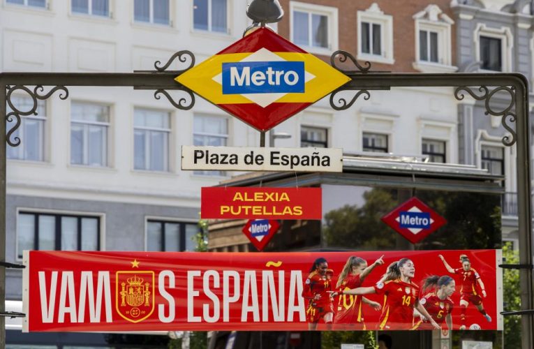 La Comunidad de Madrid presenta en la estación de Metro de Plaza de España una campaña de apoyo a la Selección Femenina de Fútbol