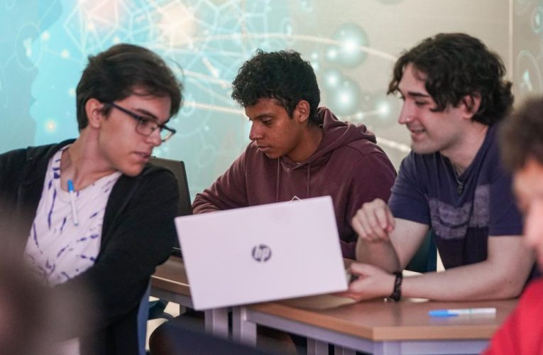 La Comunidad de Madrid crea nuevas ayudas directas de hasta 1.500 euros para la formación de jóvenes parados con rentas bajas