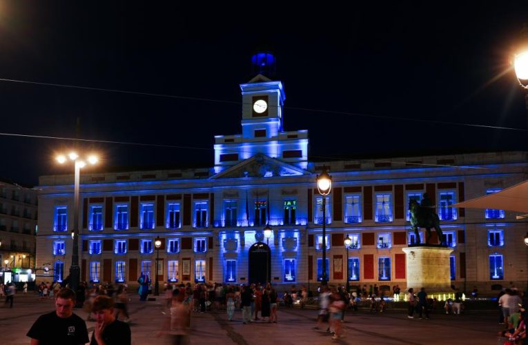 La Comunidad de Madrid ilumina de azul la fachada de la Real Casa de Correos por el Día Europeo de las Víctimas de Crímenes de Odio