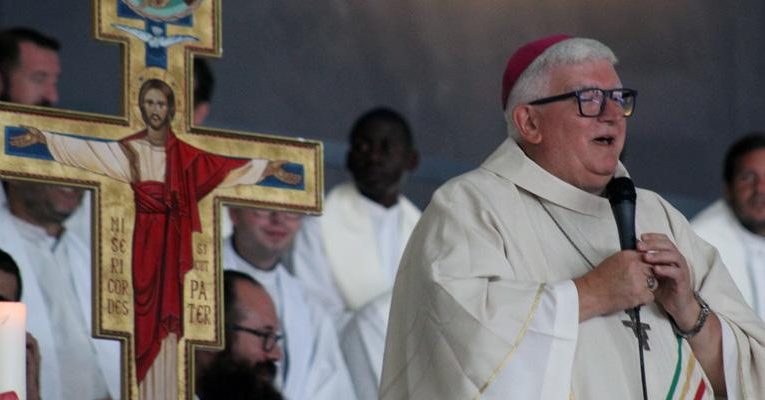 Archidiocesis de Madrid – «Mi casa es tu casa»: Génova despide a los jóvenes madrileños del Jubileo con pan, Eucaristía y esperanza