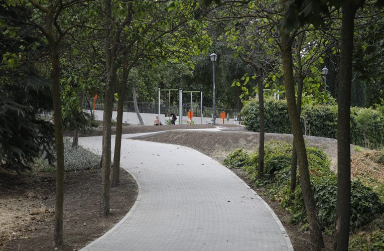El Ayuntamiento finaliza las obras de mejora de accesibilidad y sostenibilidad en La Viña de Entrevías con 67 nuevos árboles y 8.000 arbustos