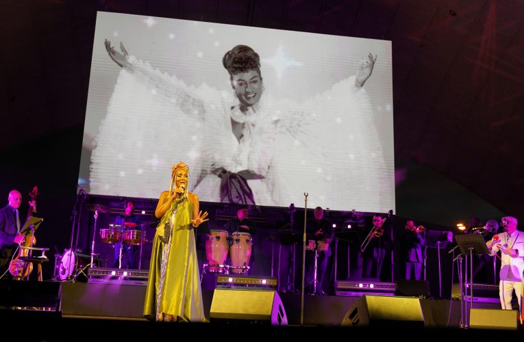 Más de 1.800 personas despidieron anoche Veranos de la Villa con un tributo a Celia Cruz