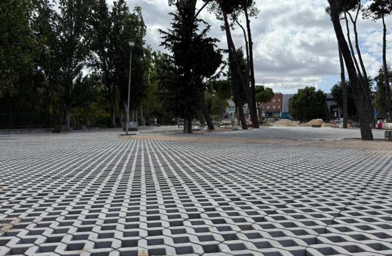 El Ayuntamiento mejora el firme del aparcamiento de Prados de Torrejón para facilitar su accesibilidad
