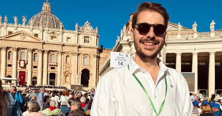 Archidiocesis de Madrid – Ángel, joven de 25 años, en el Jubileo de los Catequistas en Roma: «Me he acordado de las catequistas mayores: son quienes sostienen la parroquia sin que se las vea»