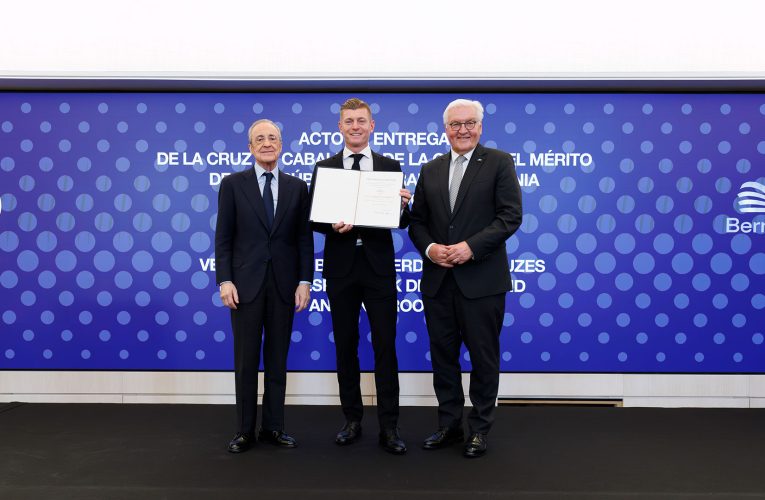Kroos recibe la Cruz de Caballero de la Orden del Mérito de la República Federal de Alemania