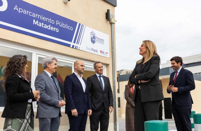 La alcaldesa visita el nuevo aparcamiento de la zona de la Estación en su primer día de funcionamiento