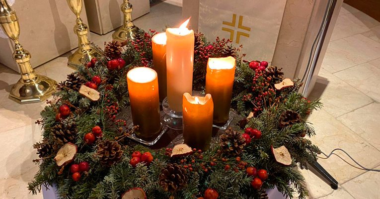 Archidiocesis de Madrid – Encender la Corona de Adviento: un símbolo «de esperanza» que acompaña el camino hacia la Navidad