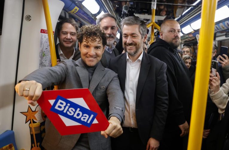 La Comunidad de Madrid inaugura el Tren Mágico de la Navidad en la Línea 3 de Metro con la actuación de David Bisbal