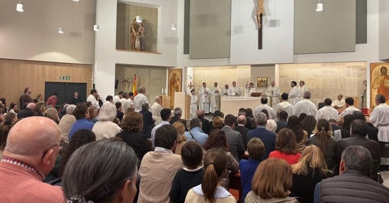 Archidiocesis de Madrid – El cardenal Cobo consagra la parroquia de San Rafael Arnaiz: «signo de la presencia de la comunidad cristiana en este barrio»