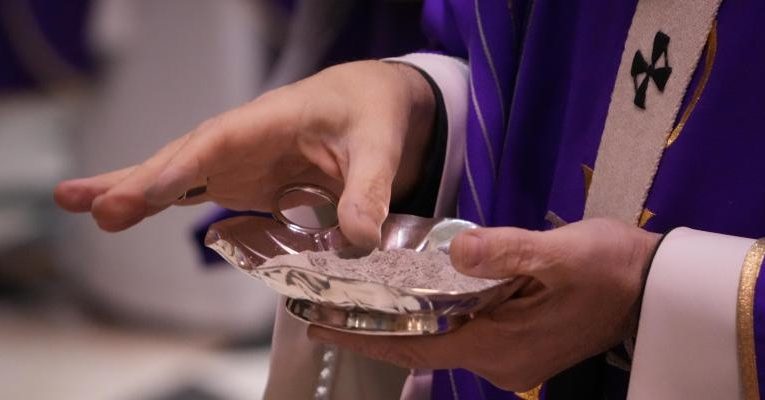 Archidiocesis de Madrid – El cardenal José Cobo, en la Eucaristía en el Miércoles de Ceniza: «La Cuaresma no es un lugar de tristeza, sino un camino hacia la vida nueva, hacia una Luz que no se apaga»