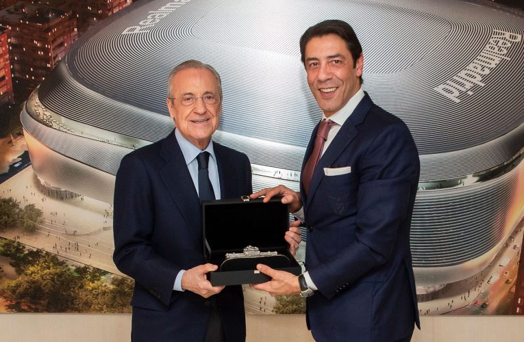 Intercambio de obsequios antes del Real Madrid-Benfica