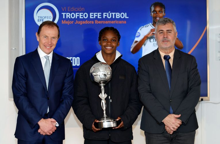 Linda Caicedo recibe el premio EFE a la Mejor Jugadora Iberoamericana de 2025