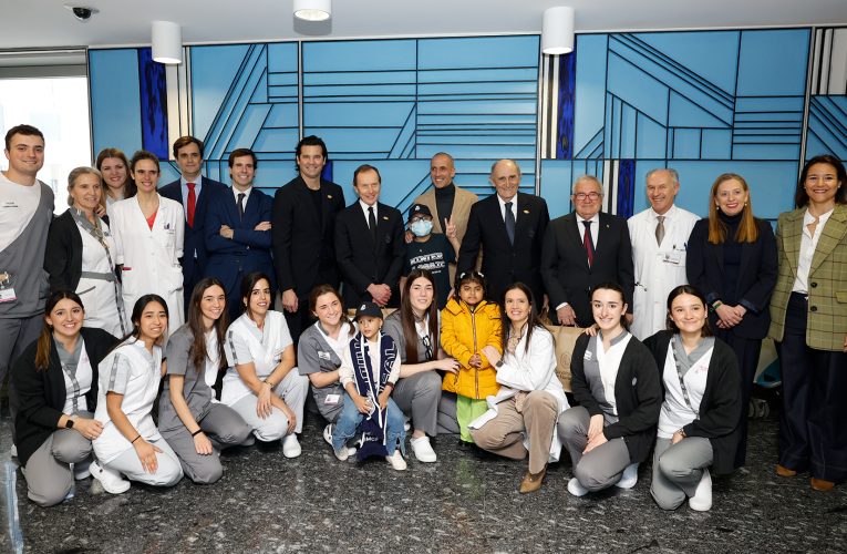 Pirri y Butragueño visitan a los niños ingresados con cáncer en la Clínica Universidad de Navarra