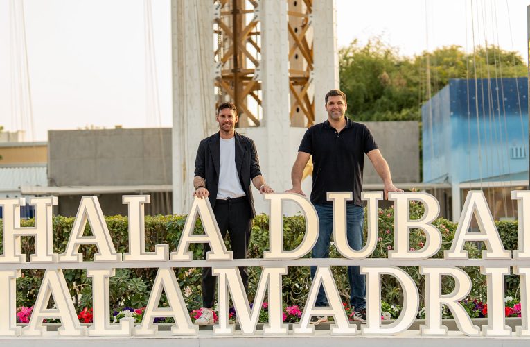 Rudy Fernández y Felipe Reyes, en el parque temático Real Madrid World en Dubái