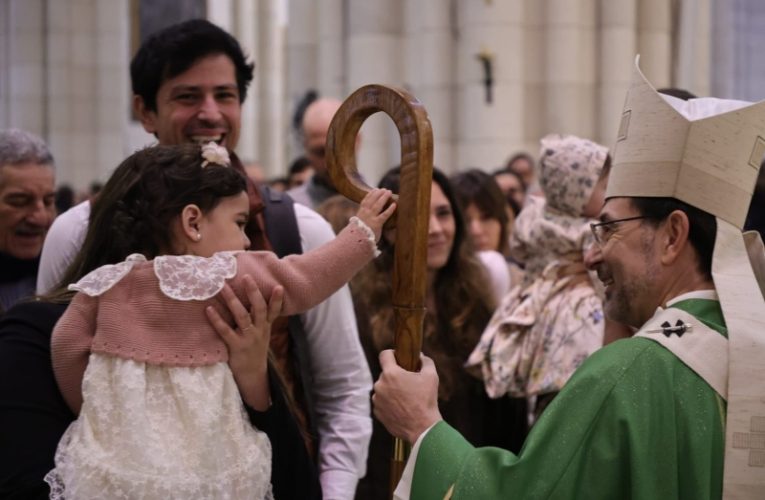 Archidiocesis de Madrid – La catedral de la Almudena ha acogido la Presentación de los niños a la Virgen: «Nada de lo que se ha puesto en manos de Dios se ha perdido»