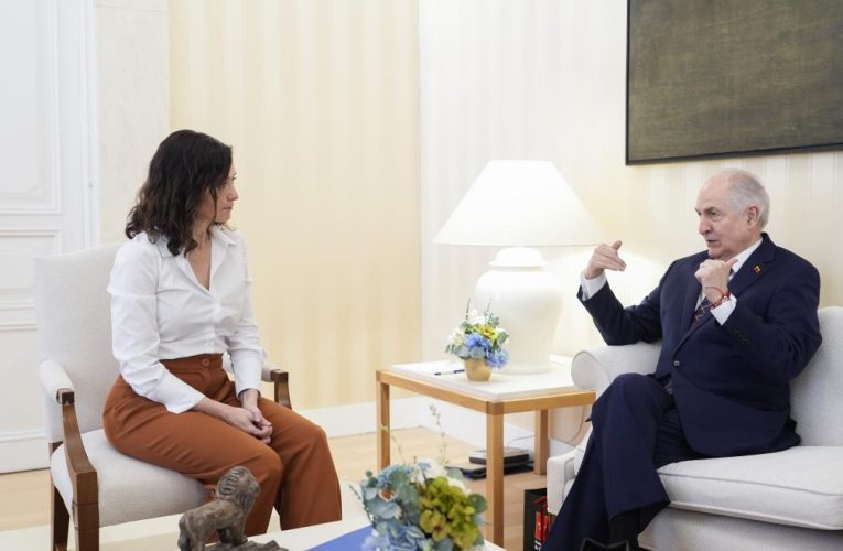 Díaz Ayuso recibe en la Real Casa de Correos al exalcalde de Caracas Antonio Ledezma