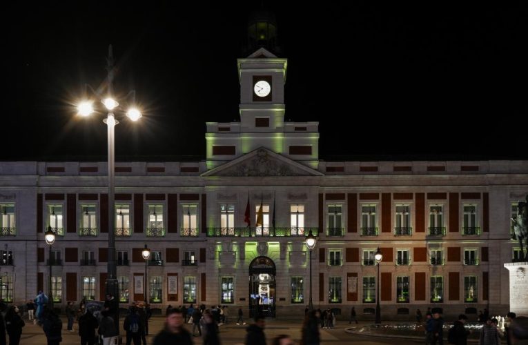 La Comunidad de Madrid ilumina de color verde la Real Casa de Correos para conmemorar el Día Mundial del Cáncer en Vías Biliares