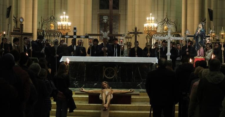 Archidiocesis de Madrid – Caminar con Cristo: Jóvenes Madrid, Cofradías, Hermandades y el Seminario Conciliar organizan el Vía Crucis hacia la Catedral de la Almudena