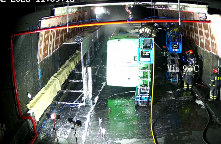La Comunidad de Madrid realiza un simulacro de incendio de un autobús eléctrico para adaptar los intercambiadores de transporte a este tipo de vehículos