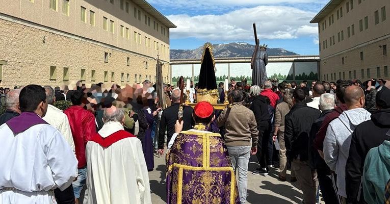 Archidiocesis de Madrid – Los internos de Soto reciben al cardenal Cobo para celebrar este Viernes Santo un Vía Crucis y la procesión del Nazareno de Colmenar Viejo