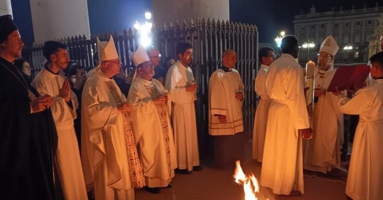 Archidiocesis de Madrid – El cardenal Cobo, en la Vigilia Pascual: «Nuestra vida es sagrada, tiene valor y sentido porque Jesús nos ha abrazado, nos ama, cuenta con nosotros»