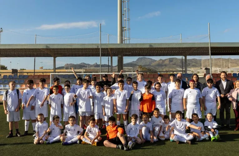 La Fundación Real Madrid visita la escuela de Mazarrón junto a la Fundación Ecopilas