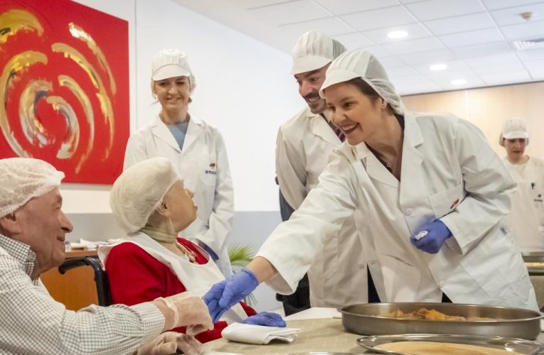 La Comunidad de Madrid acerca la Semana Santa a los mayores con un taller de elaboración de torrijas dentro de su programa de envejecimiento activo