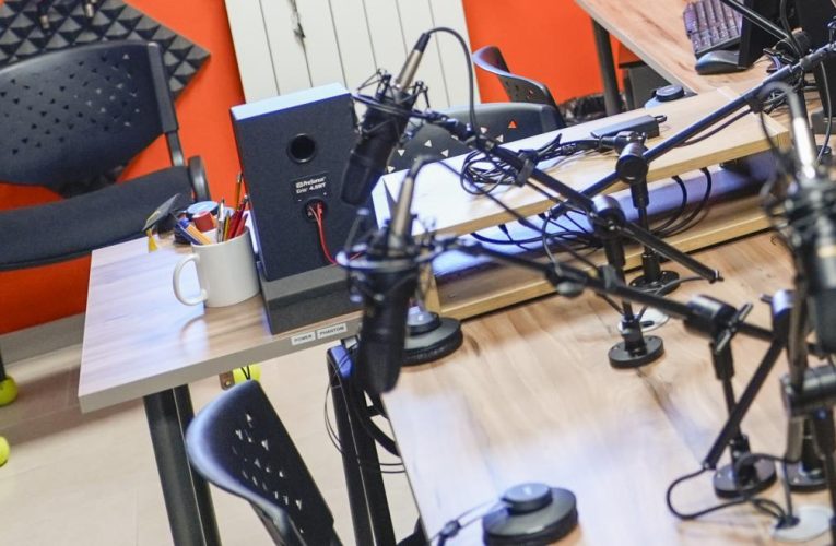 La Comunidad de Madrid dota de equipos técnicos a 100 centros educativos públicos para que pongan en marcha sus propias emisoras de radio escolares