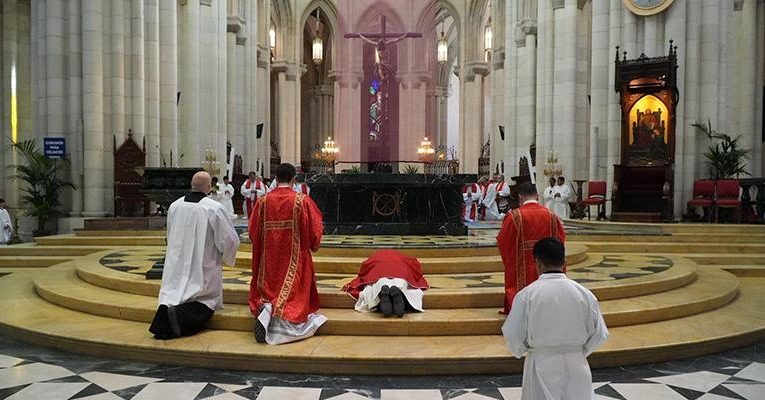 Archidiocesis de Madrid – El cardenal Cobo, en la celebración de la Pasión y Muerte del Señor: «Lo que salva es el amor que se entrega en medio del dolor»