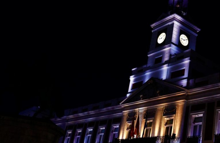 La Comunidad de Madrid ilumina de azul la fachada de la Real Casa de Correos con motivo del Día Mundial de Concienciación sobre el Autismo