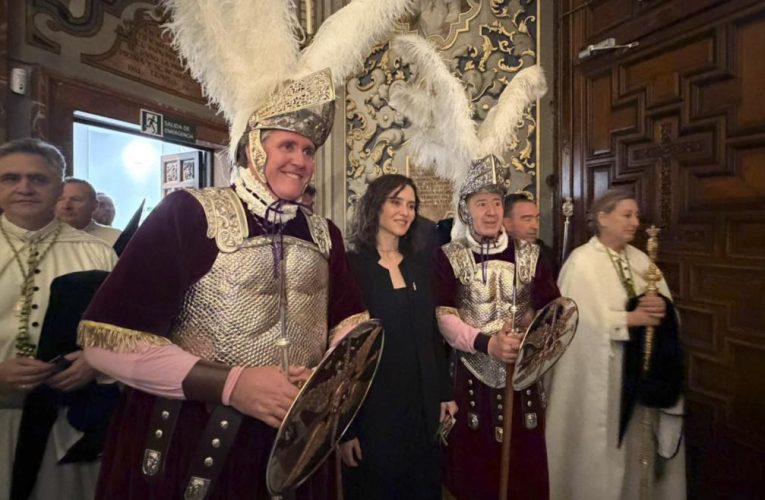 Díaz Ayuso asiste a las procesiones de la Esperanza Macarena y Los Gitanos de la Madrugá de Sevilla
