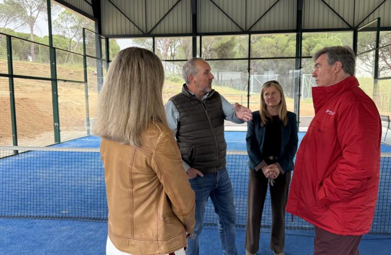 La Comunidad de Madrid destina más de 300.000 euros para cubrir la pista de pádel de Pelayos de la Presa y dotar de una nueva barredora a Chapinería