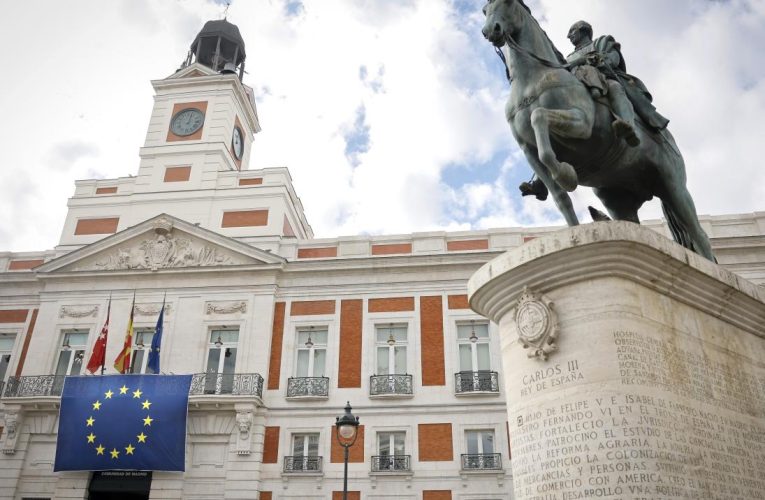La Real Casa de Correos luce en su fachada la bandera de la Unión Europea para conmemorar el Día de Europa