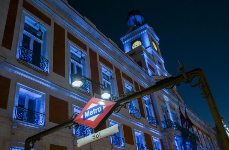 La Comunidad de Madrid ilumina de azul la fachada de la Real Casa de Correos por el Día Mundial de la Hipertensión Pulmonar