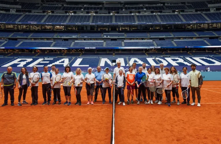 Beneficiarios de la Fundación, en la pista de tenis del Bernabéu