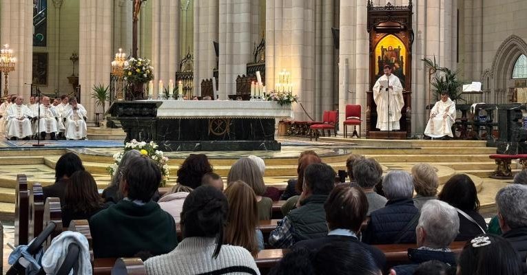 Archidiocesis de Madrid – Cardenal José Cobo, a los agentes de Cáritas: «Donde vosotros llegáis, la Iglesia se convierte en un abrazo y en un beso de Dios»