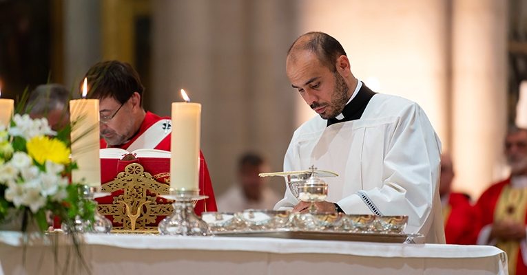 Archidiocesis de Madrid – Gonzalo, coordinador de sacristías durante la visita del Papa a Madrid, tendrá todo a punto «para ayudar a los fieles a celebrar y entrar en el misterio del sacramento»