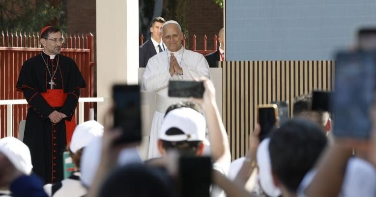 Archidiocesis de Madrid – El Papa descube que «quien está en Madrid es de Madrid» al conocer a los protagonistas del CEDIA