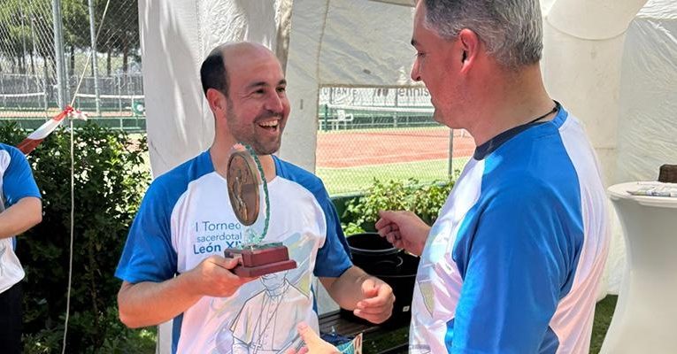 Archidiocesis de Madrid – El párroco de San Miguel Arcángel de Las Rozas gana el I Torneo Sacerdotal León XIV de Tenis
