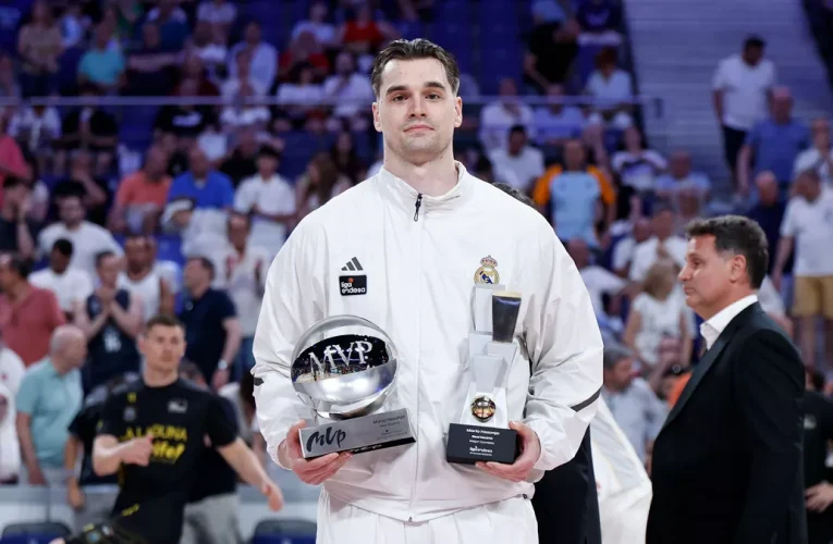 Hezonja recibió los trofeos de MVP e integrante del mejor quinteto de la Liga