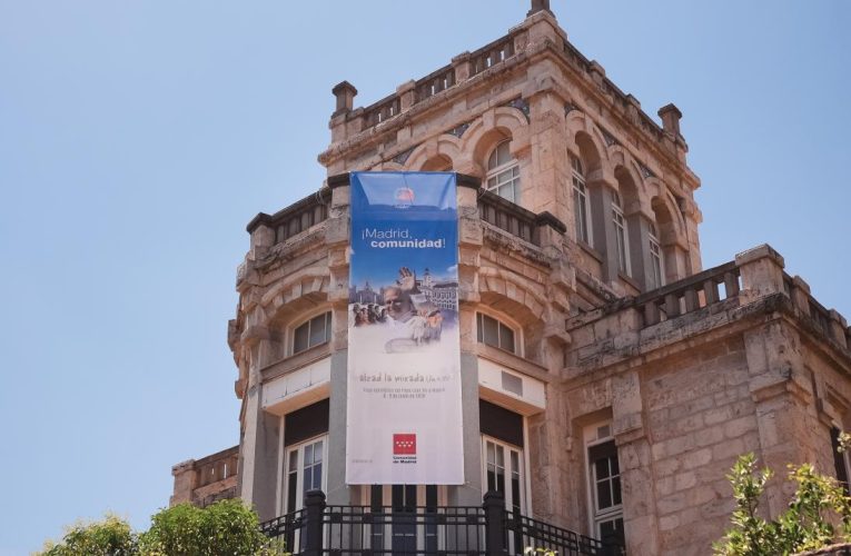 La Comunidad de Madrid engalana las fachadas de sus sedes institucionales con motivo de la visita del Papa León XIV a España
