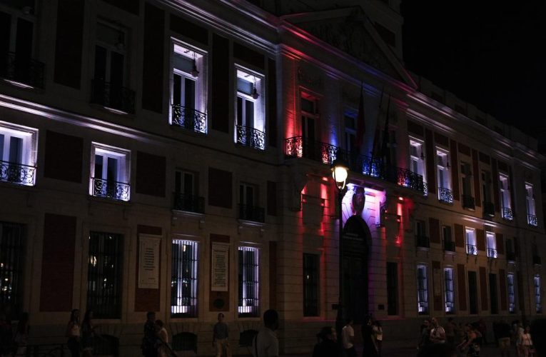 La Comunidad de Madrid ilumina la fachada de la Real Casa de Correos con la bandera de Ceuta como muestra de apoyo a la ciudad
