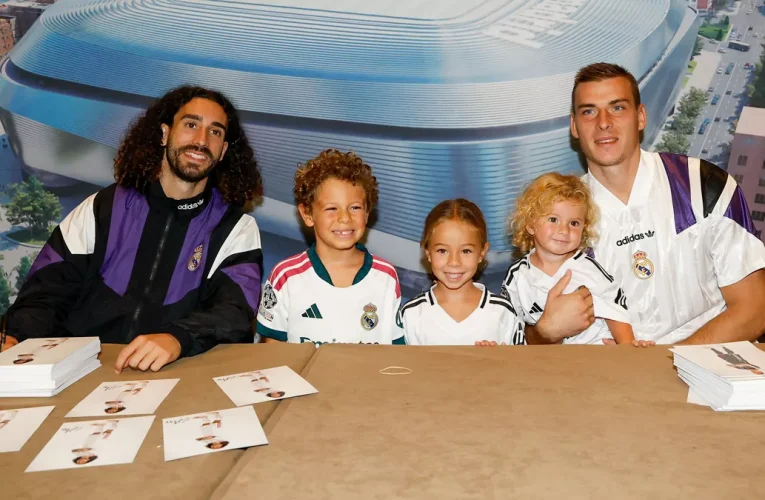 Cucurella y Lunin, protagonistas en la sesión de firmas en Sevilla