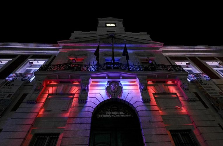 La Comunidad de Madrid ilumina la Real Casa de Correos con la bandera de Ceuta y su escudo cuando se cumplen dos meses de la invasión