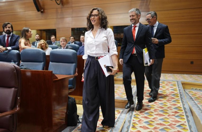 Díaz Ayuso anuncia que la carrera profesional reconocerá la dedicación de los docentes madrileños con un incremento salarial de hasta 350 euros mensuales