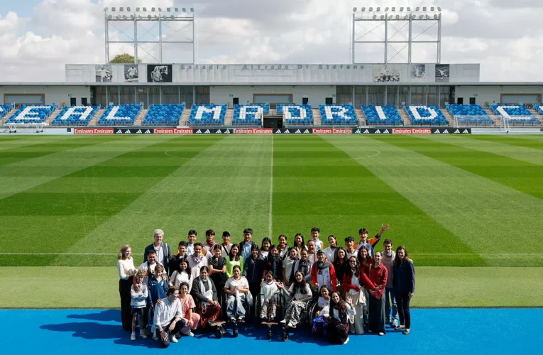 Beneficiarios de las escuelas sociodeportivas de Camboya visitan la Ciudad Real Madrid